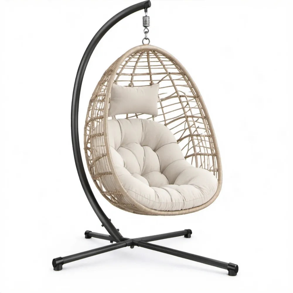 Beige PE-rotan hangstoel met zwart stalen standaard en crèmekleurige kussens, 105 x 105 x 195 cm