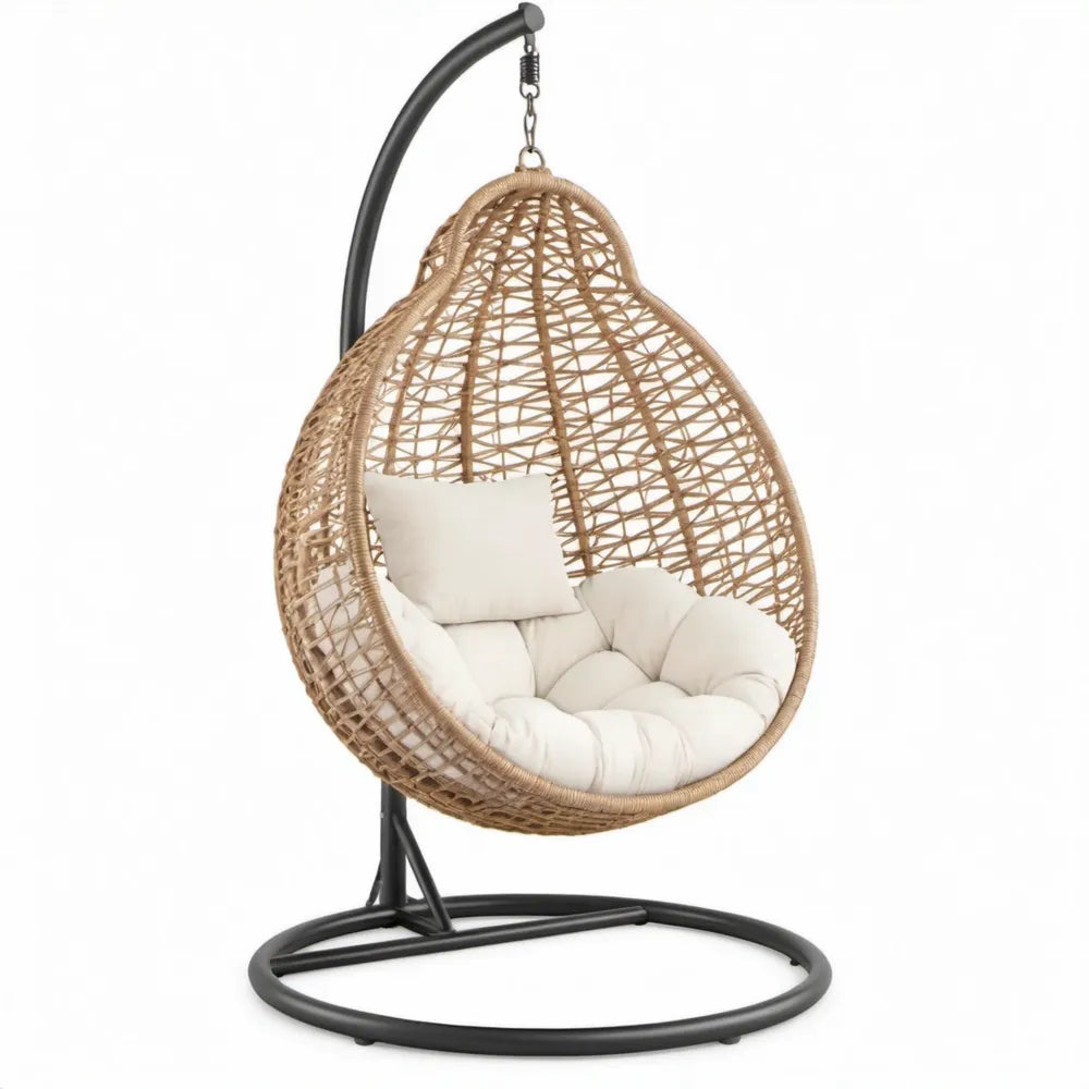 Hangstoel met standaard 105 x 105 x 195 cm naturel polyrotan, zwart stalen frame en crèmekleurige kussens
